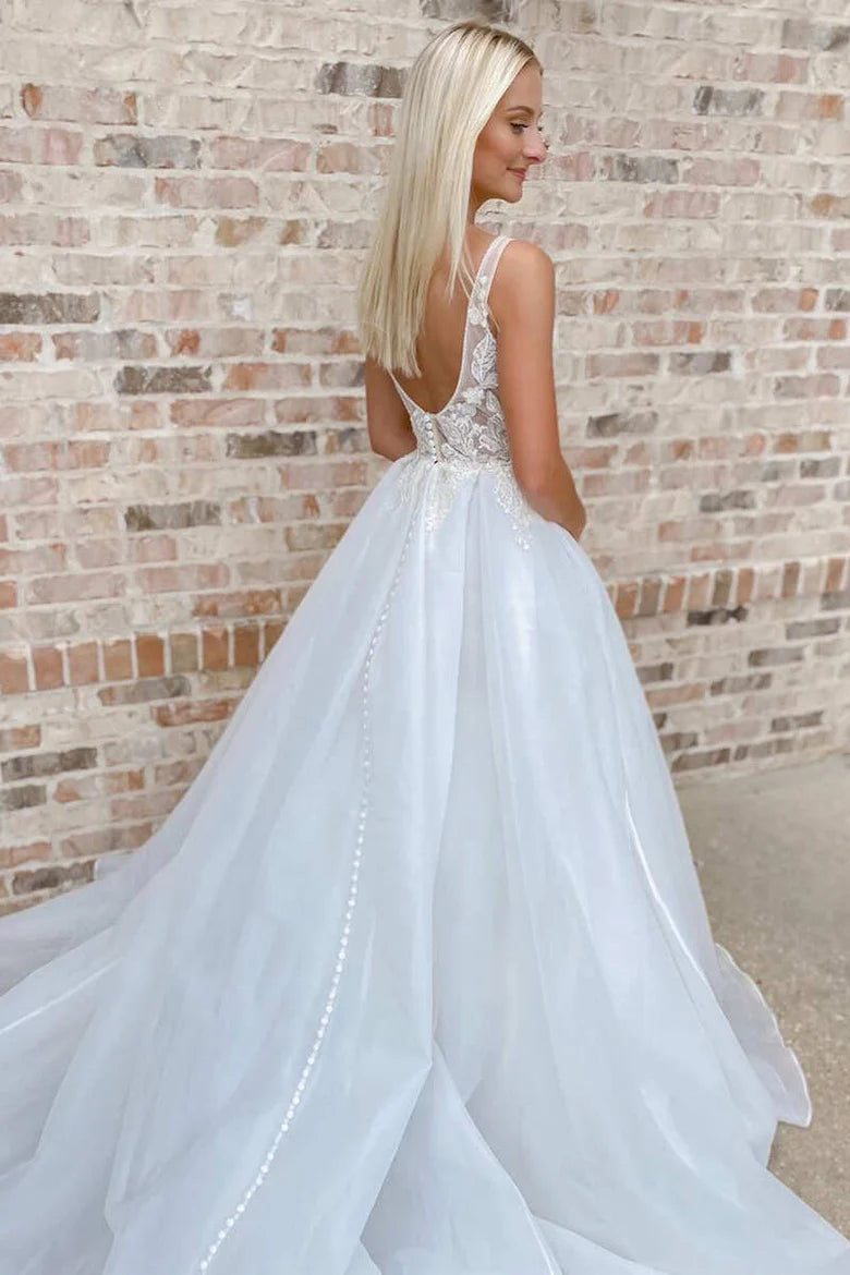 Robe de mariée trapèze en dentelle avec décolleté en V profond et traîne dos nu